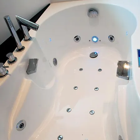 Nocleg ze śniadaniem Le B. Suites, & Restaurant