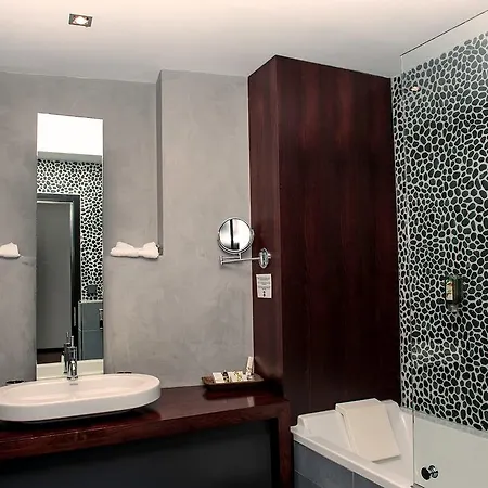Le B. Suites, & Restaurant